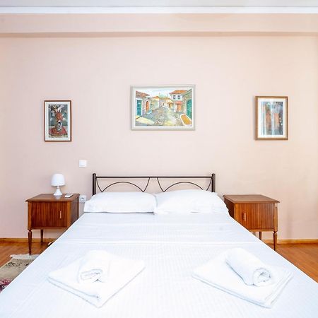 Appartement Charming & Authentic Gem - Walk To Port & Shops! à Patras Extérieur photo