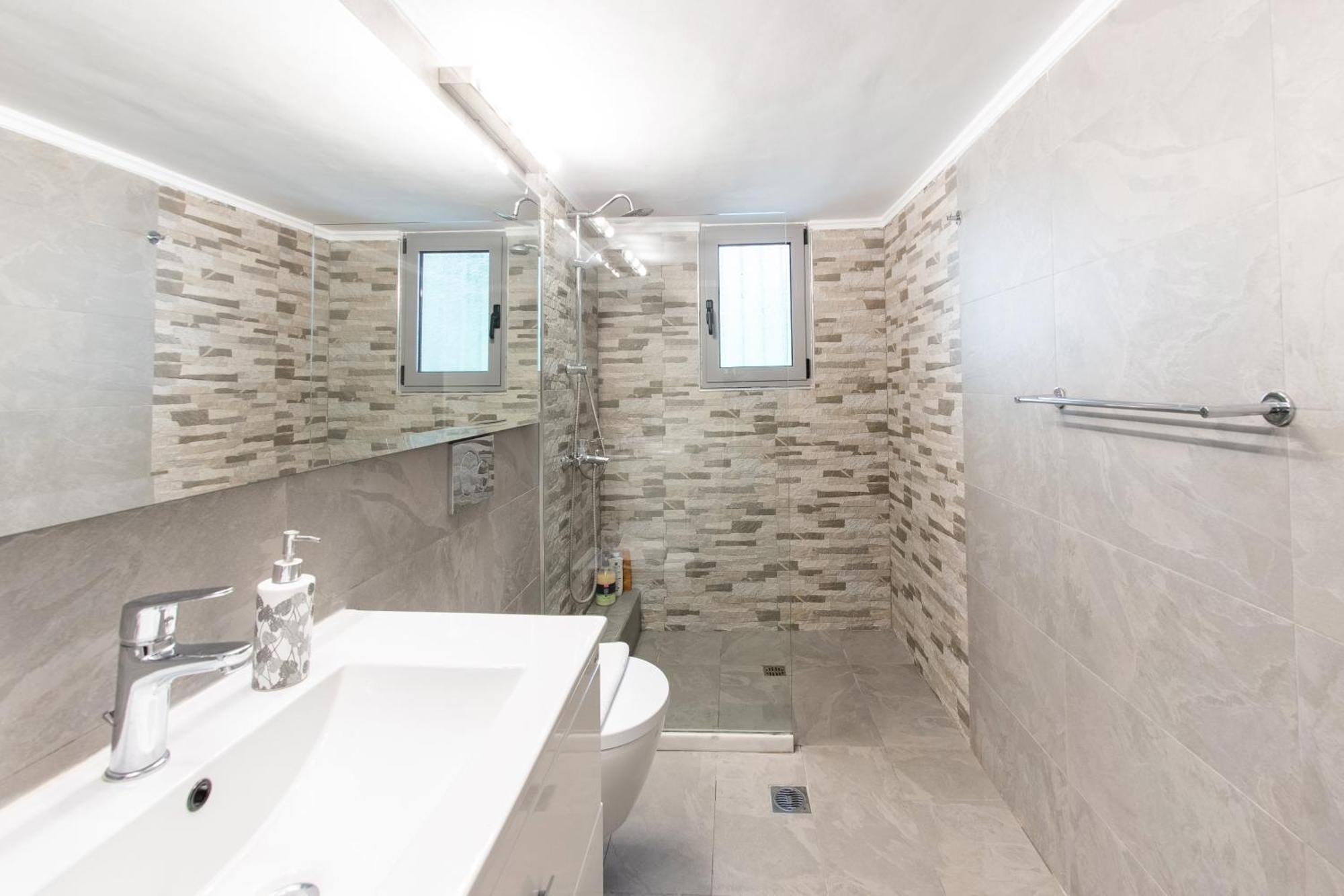 Appartement Charming & Authentic Gem - Walk To Port & Shops! à Patras Extérieur photo